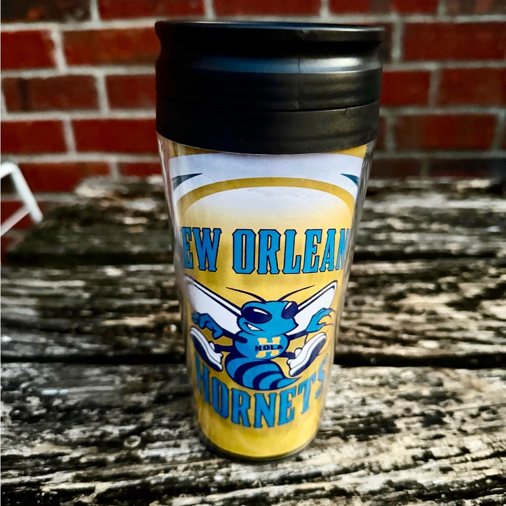 Vintage New Orleans Hornets Travel Mug Tumbler w/ Lid NBA Basketball T1